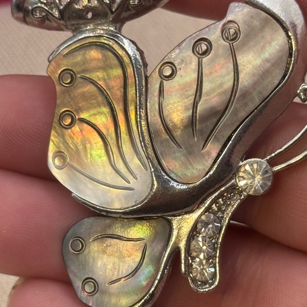 Silver & iridescent pearl large winged butterfly with rhinestones pendant - Picture 6 of 6